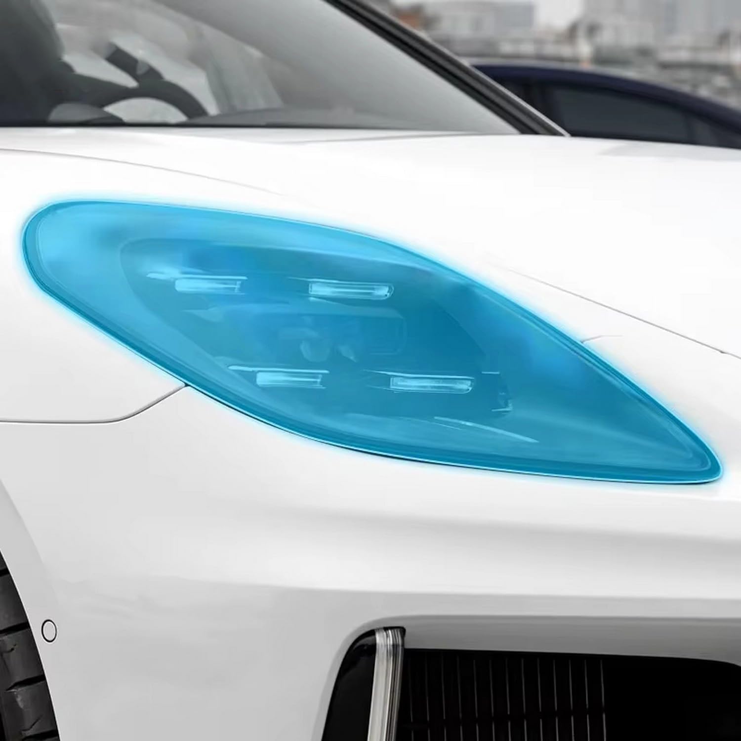 Film de protection pour phare de Porsche Panamera 2024 sur autoroute