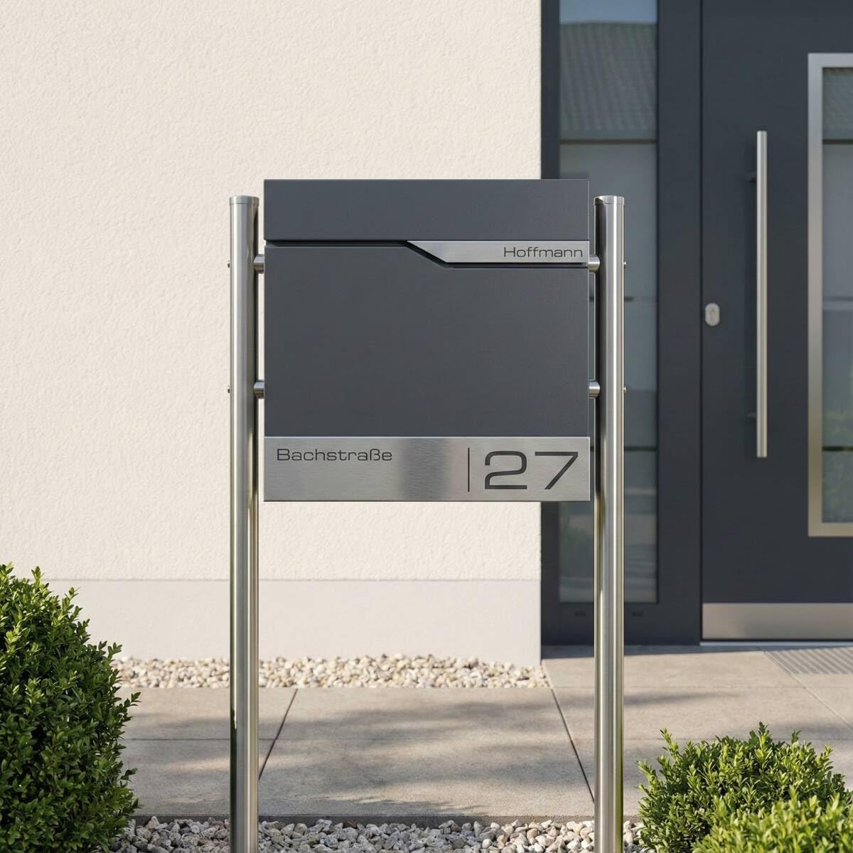 Metzler Boîte aux Lettres sur Pied Anthracite avec Compartiment journaux – Plaque Nominative INOX personnalisée – Design Moderne, Acier thermolaqué étanche et résistant | Siebert
