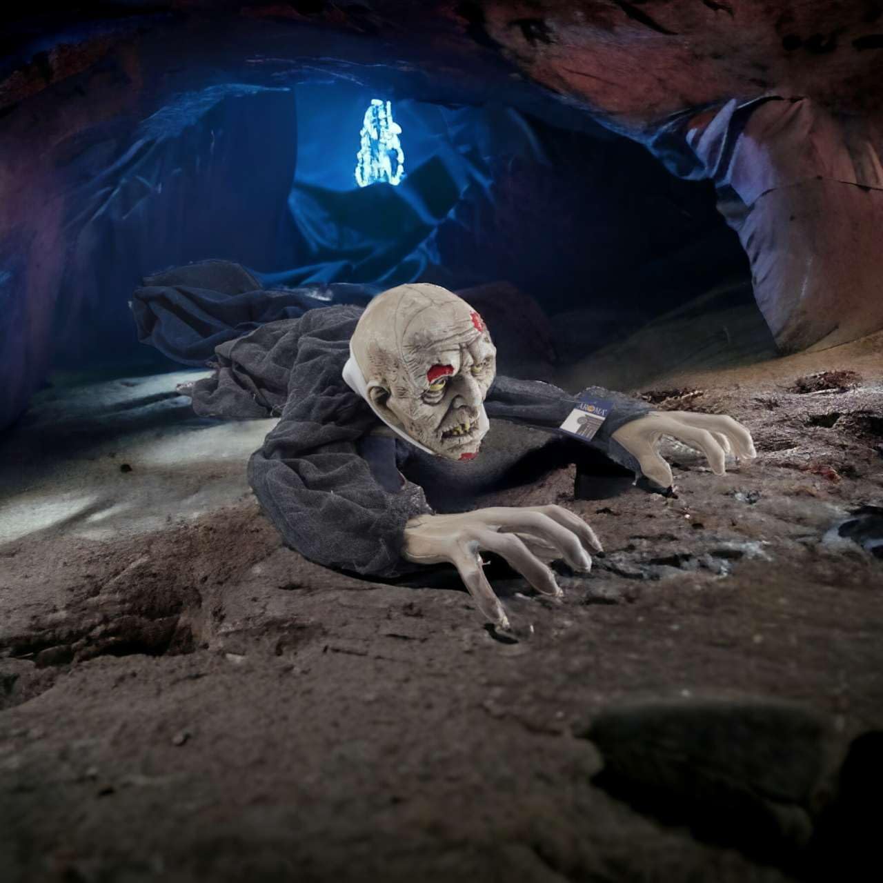Dekoracja na Halloween Zombie 1,40 m – pełzająca straszna figurka z ruchem ramienia, czerwone oczy LED | dźwięk – figurka Halloween SHXHD2403 na baterie – dekoracja na imprezę, wejście, korytarz i