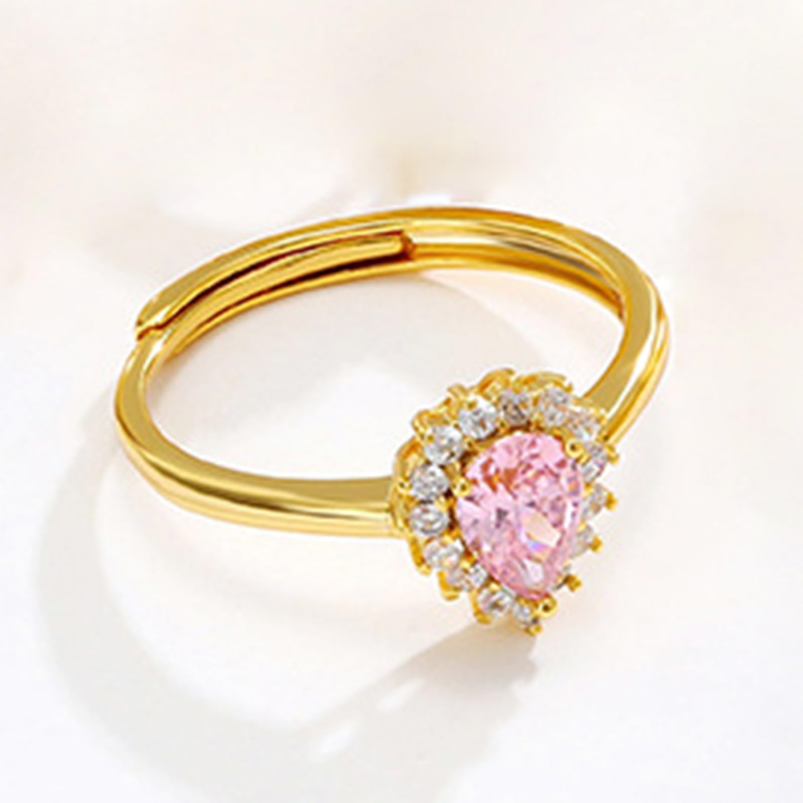 Anello Fidanzamento Donna, Anello di matrimonio lucidato comfort fit per donne con zaffiro rosa creato in laboratorio a goccia e moissanite in Oro giallo