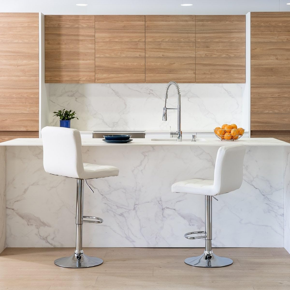 Taburete alto de cocina regulable en altura blanco con respaldo alto | Asiento cuadrado y respaldo alto acolchados y tapizados en polipiel. Altura ajustable de 72 a 92 cm. Resiste hasta 120 kg