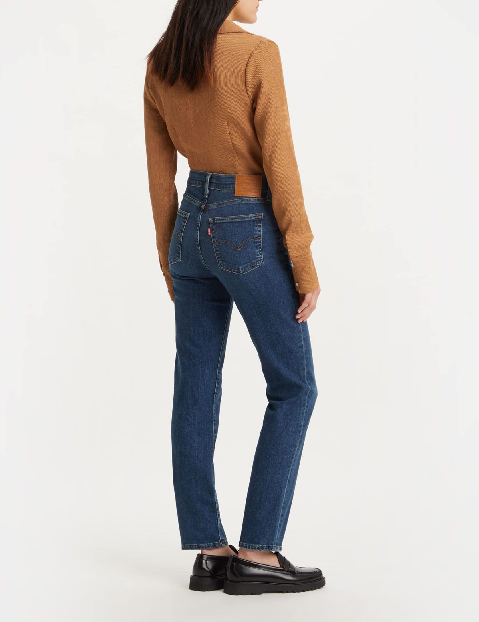 Vue détaillée de la coupe droite et de la taille haute du jean Levi's 724, mettant en avant la silhouette moderne.