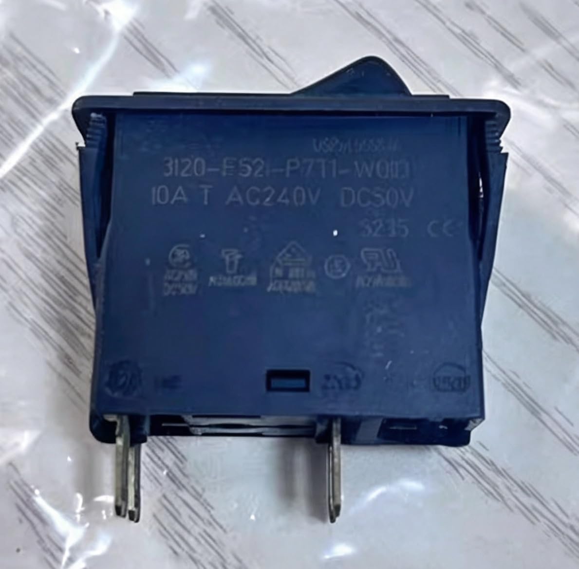 ETA 3120-F521-P7T1-W01D Wyłącznik termiczny, 2-biegunowy siłownik kołyskowy, AC 240 V 10 A, zatrzaskowy montaż panelowy, czarny, 1 opakowanie