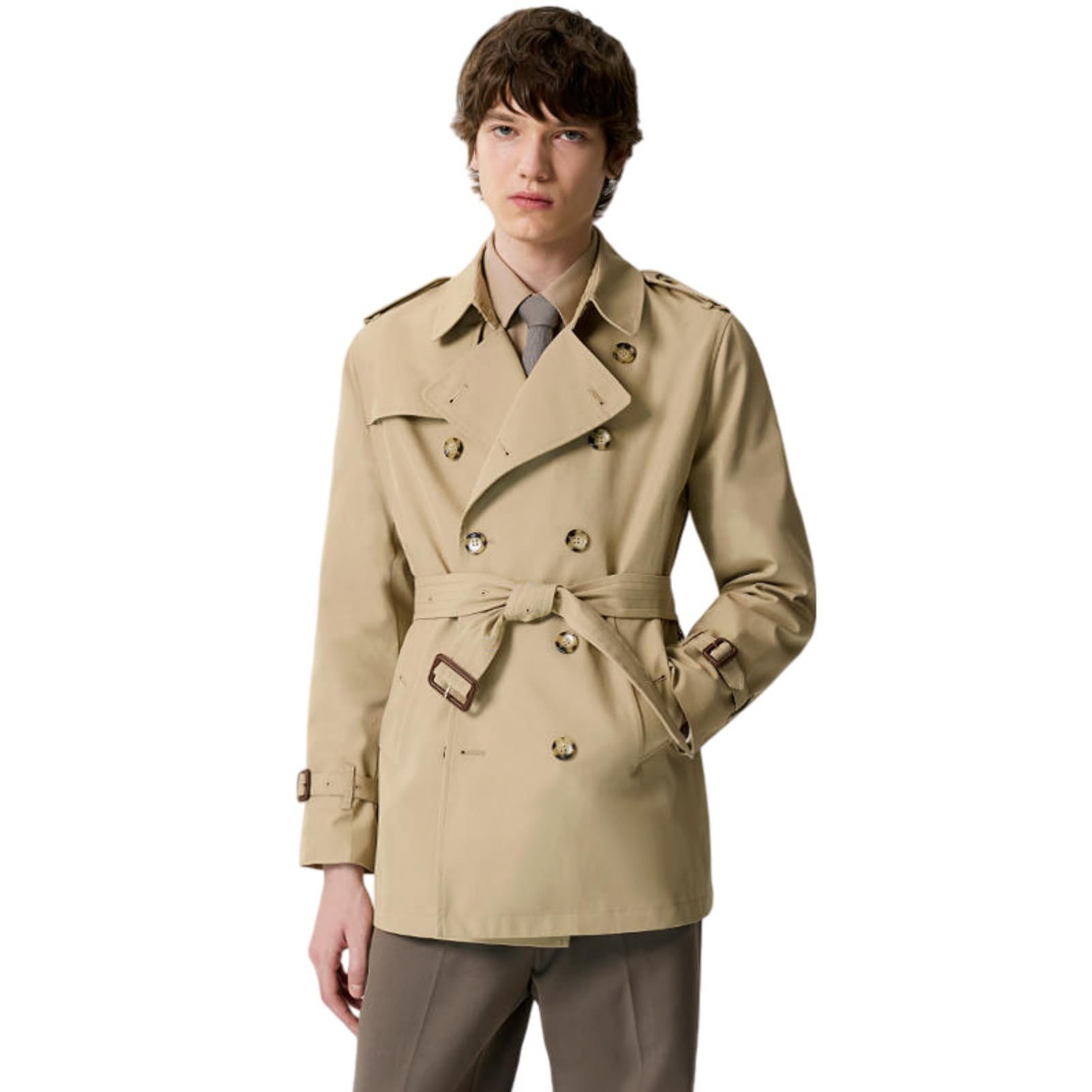 Gabardina corta de hombre ideal para entretiempo y looks casuales de moda británica 4