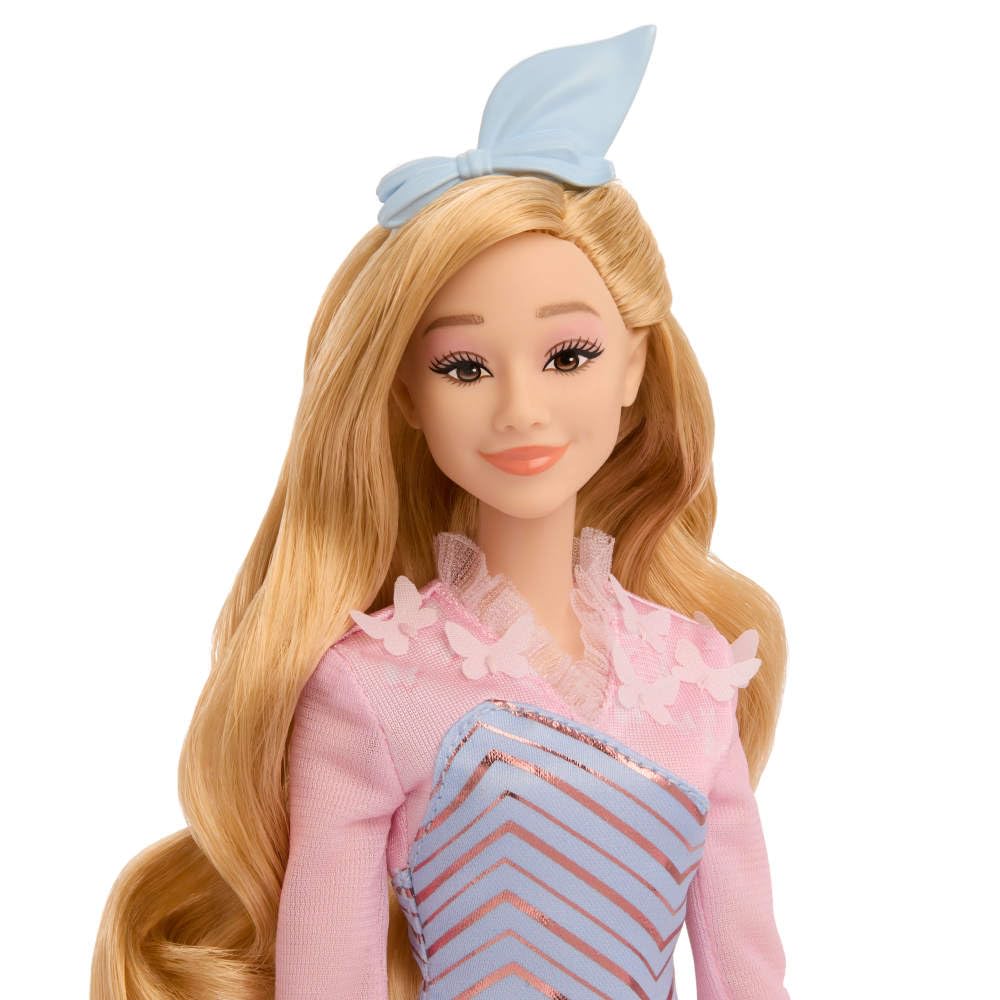 Mattel Poupée Universelle et Accessoires avec Cheveux blonds stylés, posabilité et Look Uniforme Scolaire Amovible