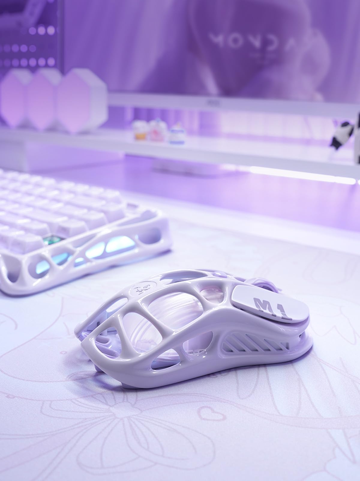 GravaStar Mercury M1 Pro Souris de Jeu en Alliage de magnésium léger, 26 000 DPI, capteur PAW3395DM, 5 Boutons programmables, câble/2,4G/BT, jusqu'à 200 Heures de Batterie (Violet)