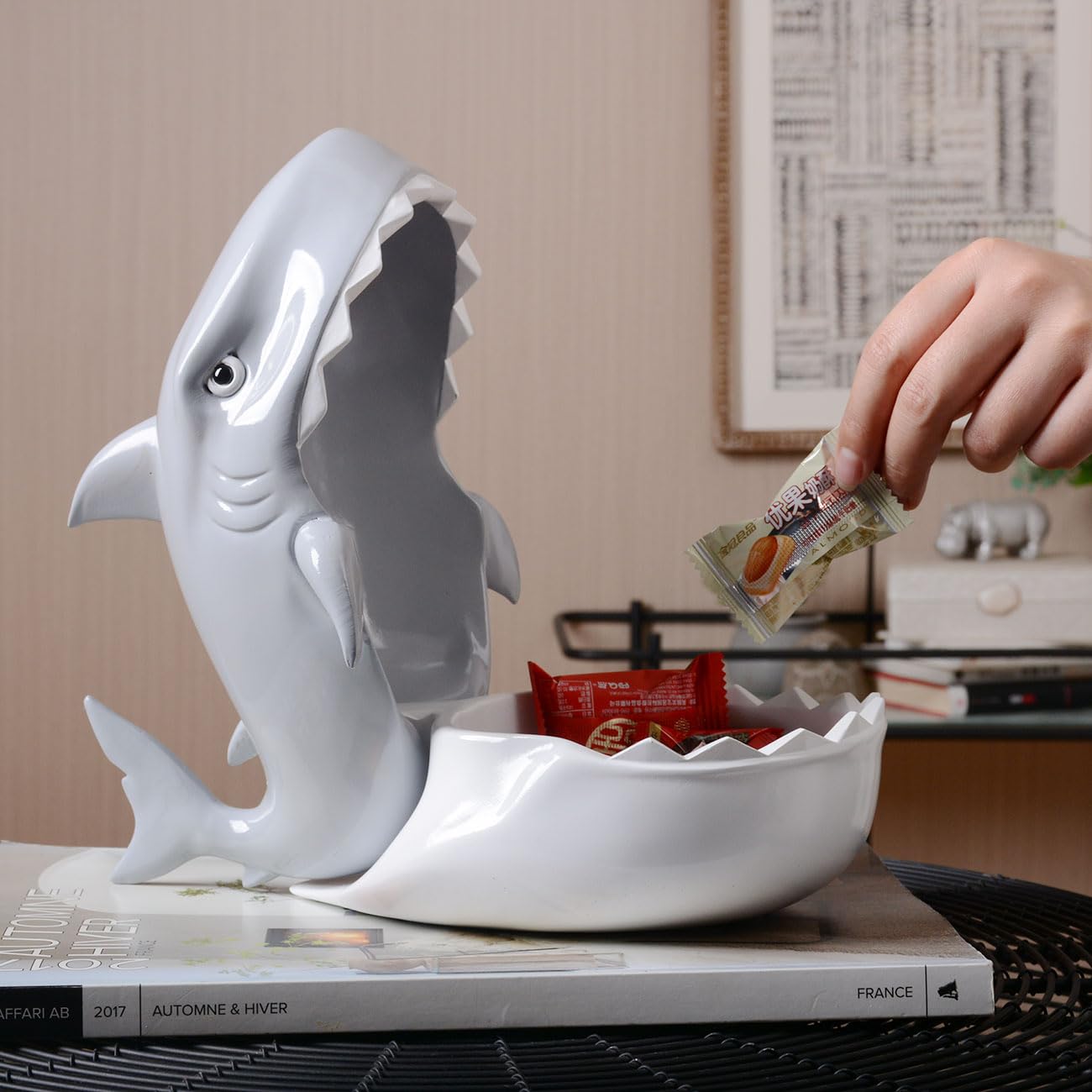 HAUCOZE Boite Biscuits Boîte à Bonbons, Requin Sculpture Océan Statue Moderne Sculpture Cadeau Objet Decoratif pour Cookies Stockage 26cm