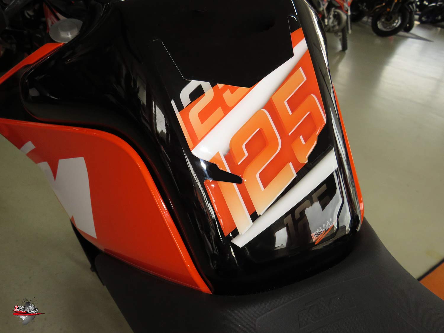 Bike Label 502550 – Adesivo Protettivo Per Serbatoio Moto, Trasparente 3D, Per KTM Duke (1290/125/390), Kit Con Panno E Istruzioni