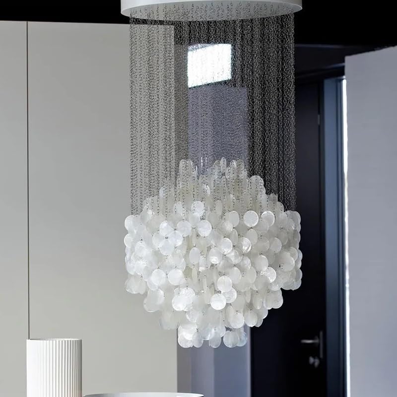 Lustre en coquillage moderne pour sublimer un grand vide sur séjour de duplex