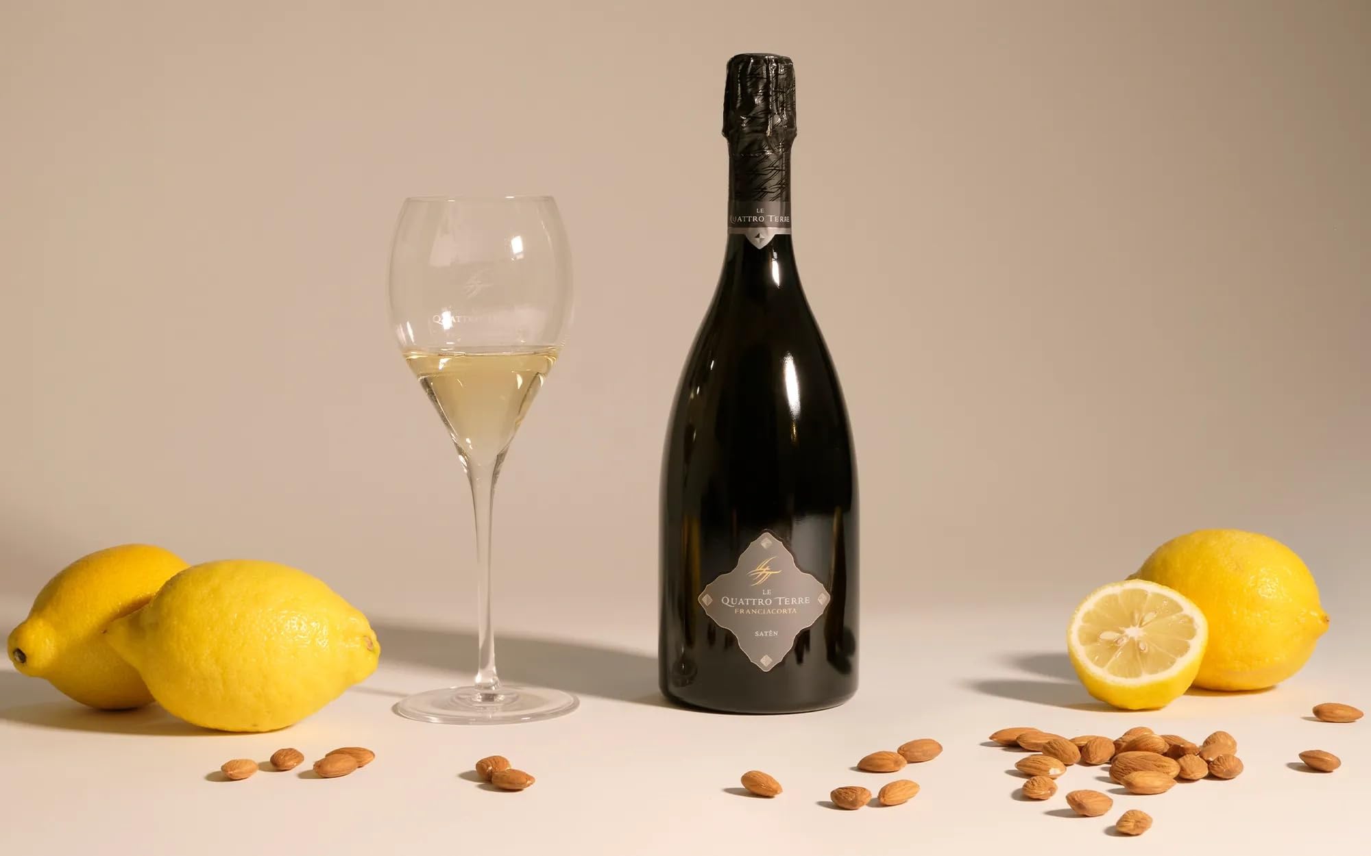Le Quattro Terre - Franciacorta Satèn DOCG – 100% Chardonnay - Affinamento di 2 anni - 12,5% vol. - 75cl (1 bottiglia) (Confezione da 6)