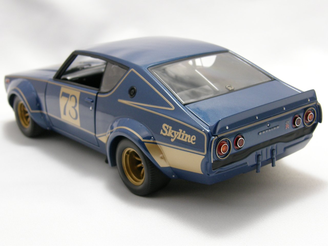 Amazon | 1/18 ニッサン スカイライン GT-R #73 ブルーメタリック 完成