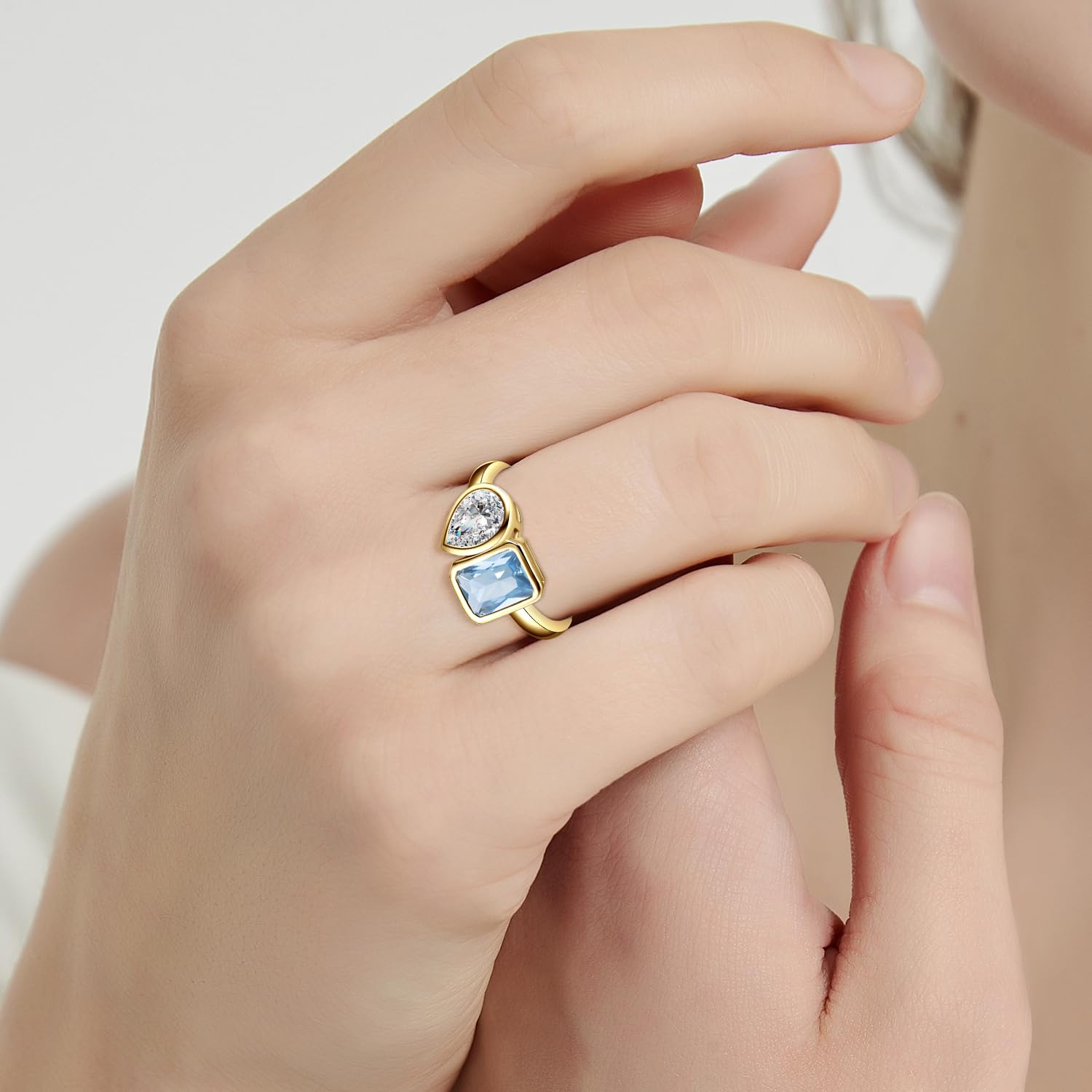 Yaresul Anillo de compromiso Toi Et Moi de plata de ley 925 chapado en oro de 14 quilates, anillo de compromiso para mujer, anillo de doble piedra, esmeralda y circonita cúbica de corte pera, anillo