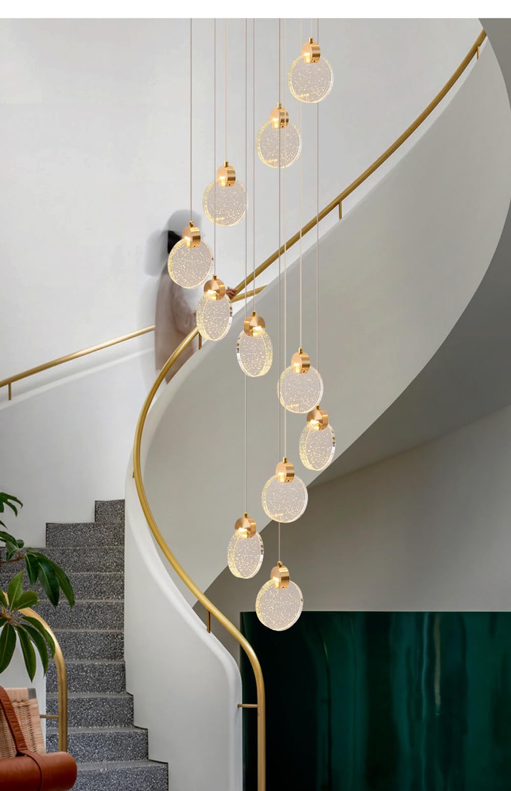 Lustre d'escalier long pour habiller un plafond haut de salon