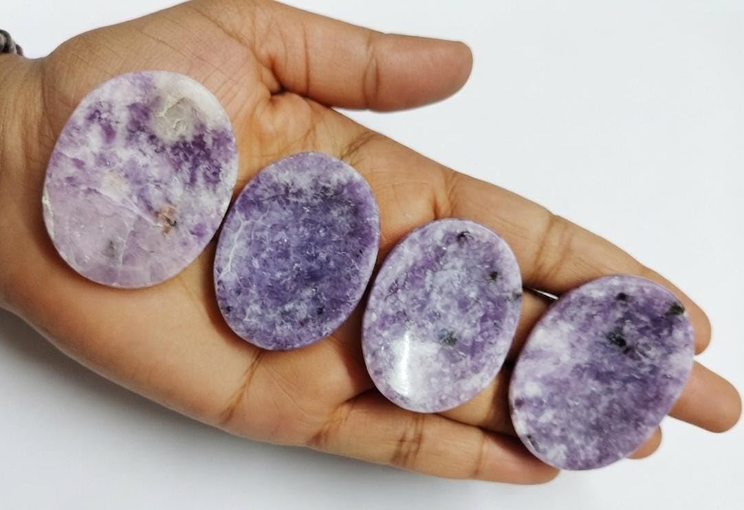 CRYSTALMIRACLE Viola Lepidolite Preoccupazione Pietra del pollice Cristallo Guarigione Benessere Energia Gemma Ansia Potere Reiki Regalo Meditazione Pace per unisex, Porpora, Da 1,25 A 1,5 Pollici Ca