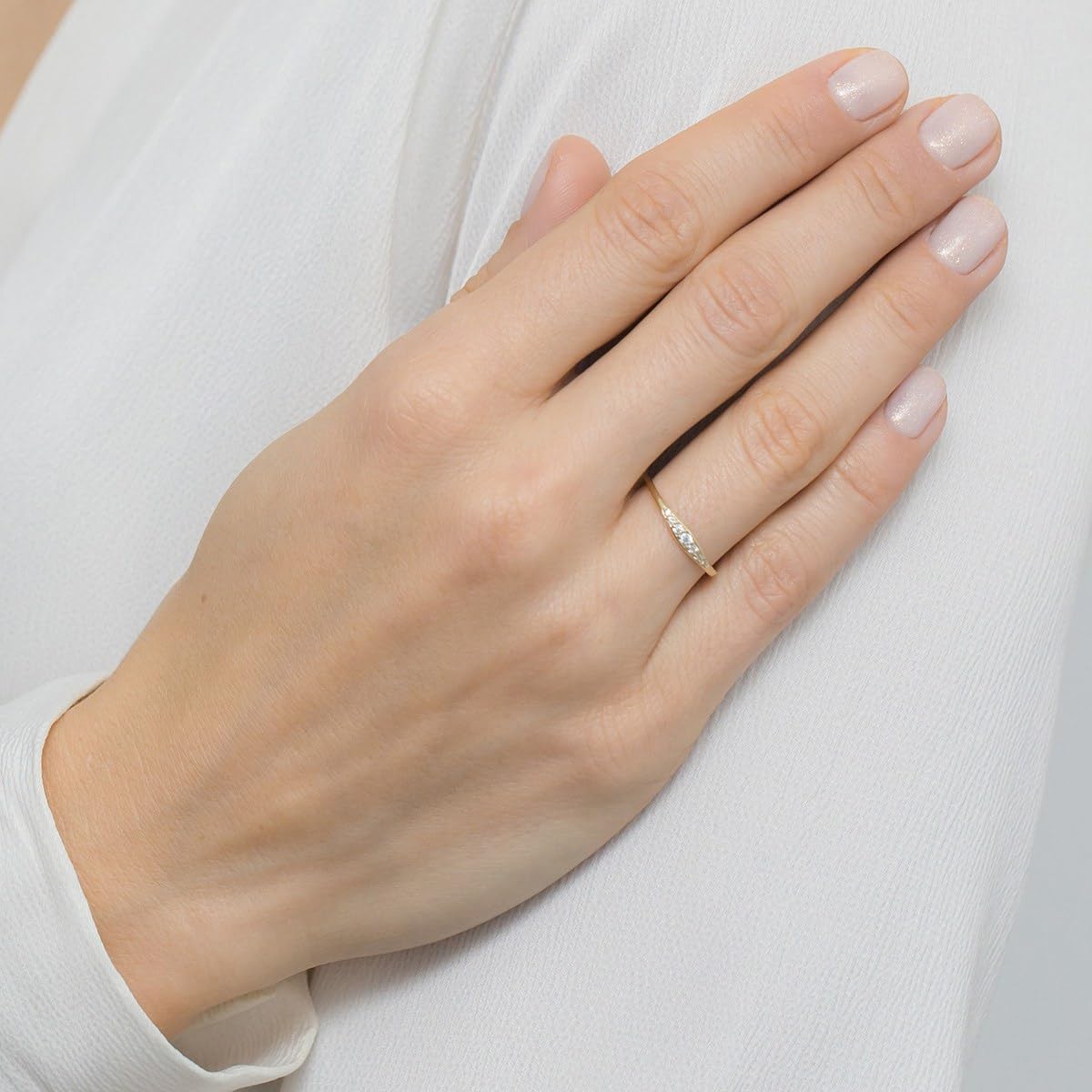MARKO Eleganter Damenring aus 333 Echtgold – Feine Goldschiene mit funkelnden Zirkonia | Zeitloser Verlobungsring & Eheringe Ring Gold Damen | Vorsteckring Schmuck Gold Jewelry