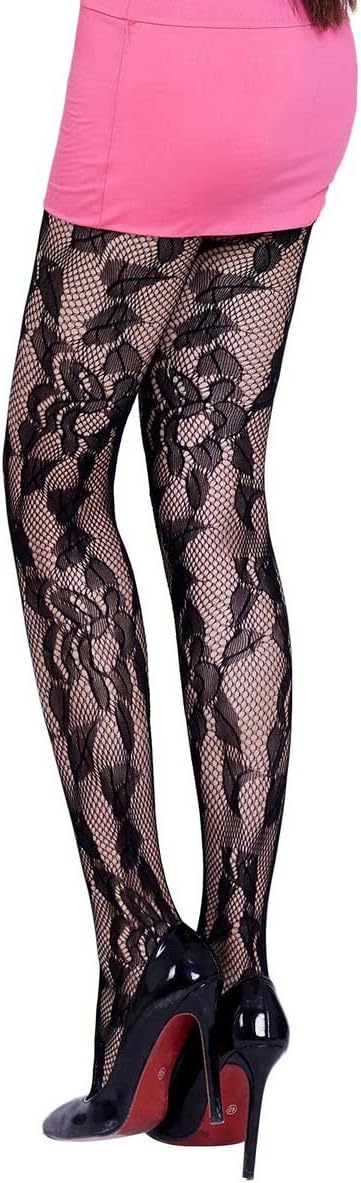 網タイツを着用したモデルの全身ショット