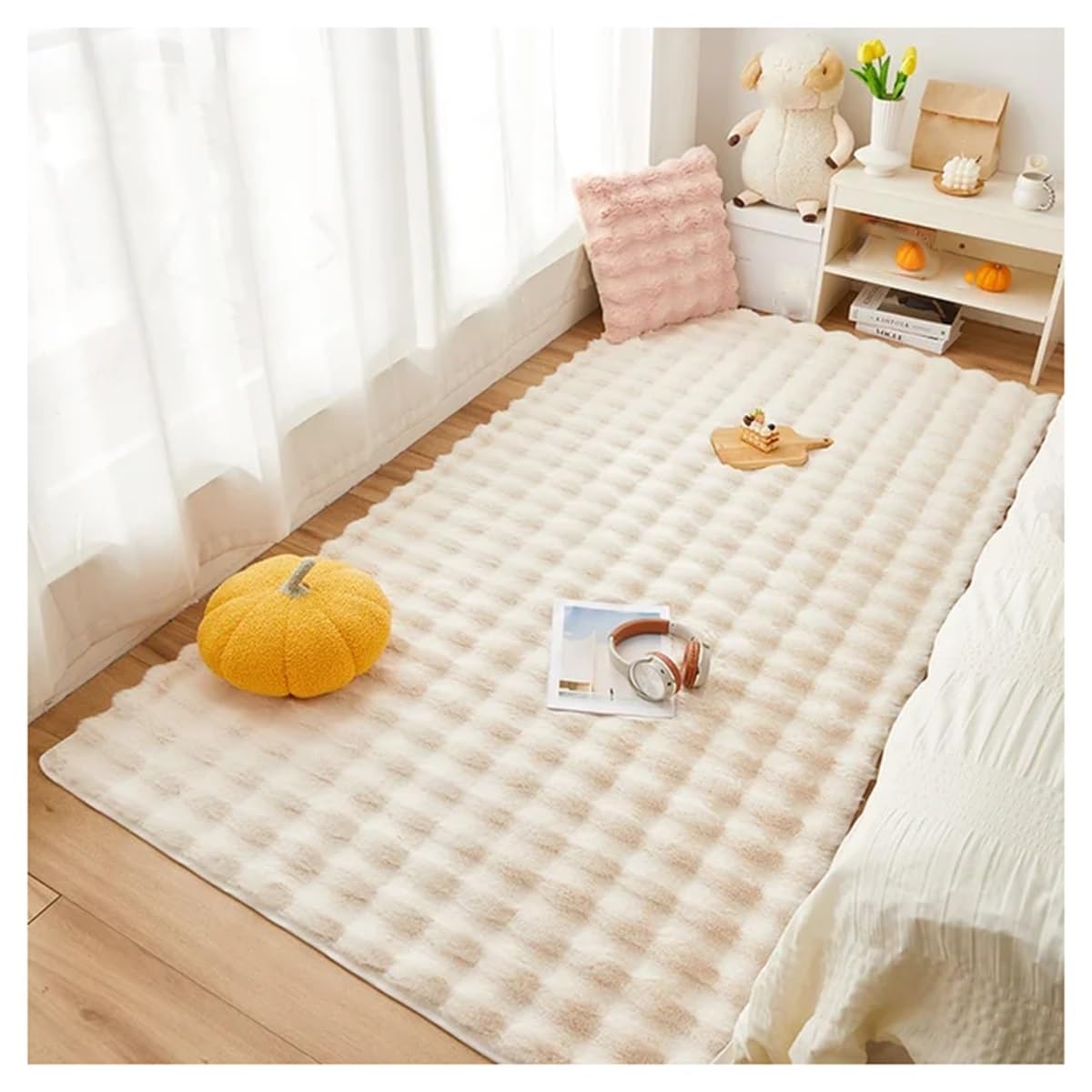 Tapis de sol en fausse fourrure beige : créez un coin lecture cocooning dans votre salon
