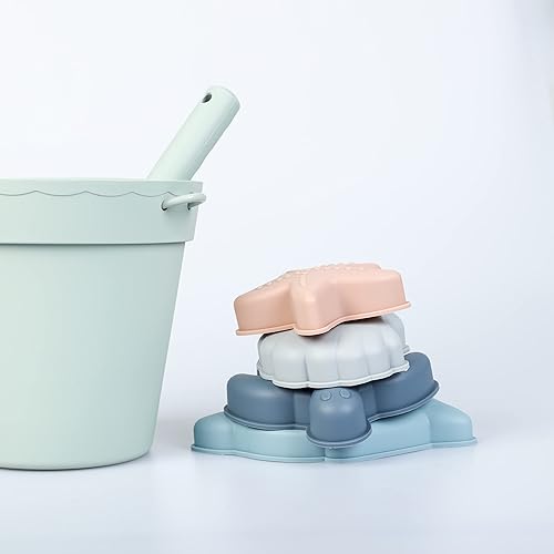 Vista 37 de BLUE GINKGO Juguetes de playa de silicona - Bebé moderno Juego de juguetes para viajes Cubo de silicona, pala, 4 moldes de arena, bolsa de playa