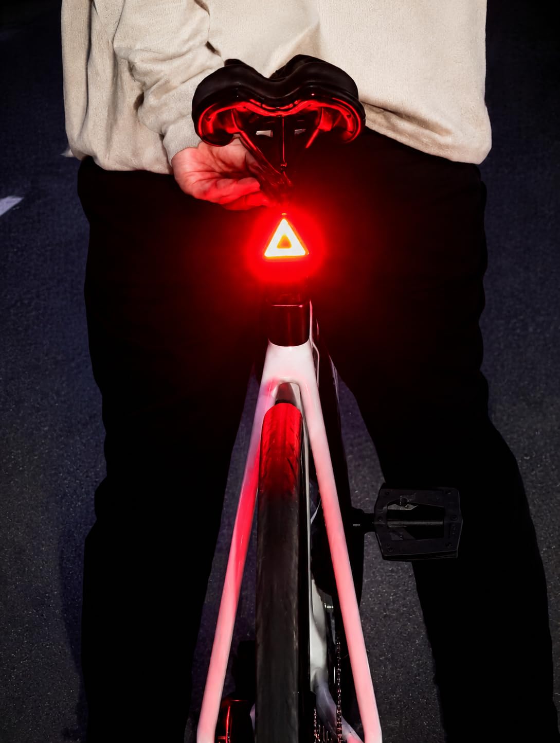 Feu Arrière LED Triangulaire Pour Vélo – 2 Couleurs, 5 Modes – Rechargeable USB – Étanche IP64 – Autonomie 12 H