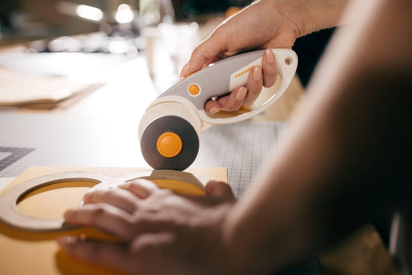 Fiskars Titanium Rotary Cutter, Rotary Cutter with Loop Handle, Right and Left Handed, Blade Diameter: 60 mm, Orange/White/Grey, 1066040