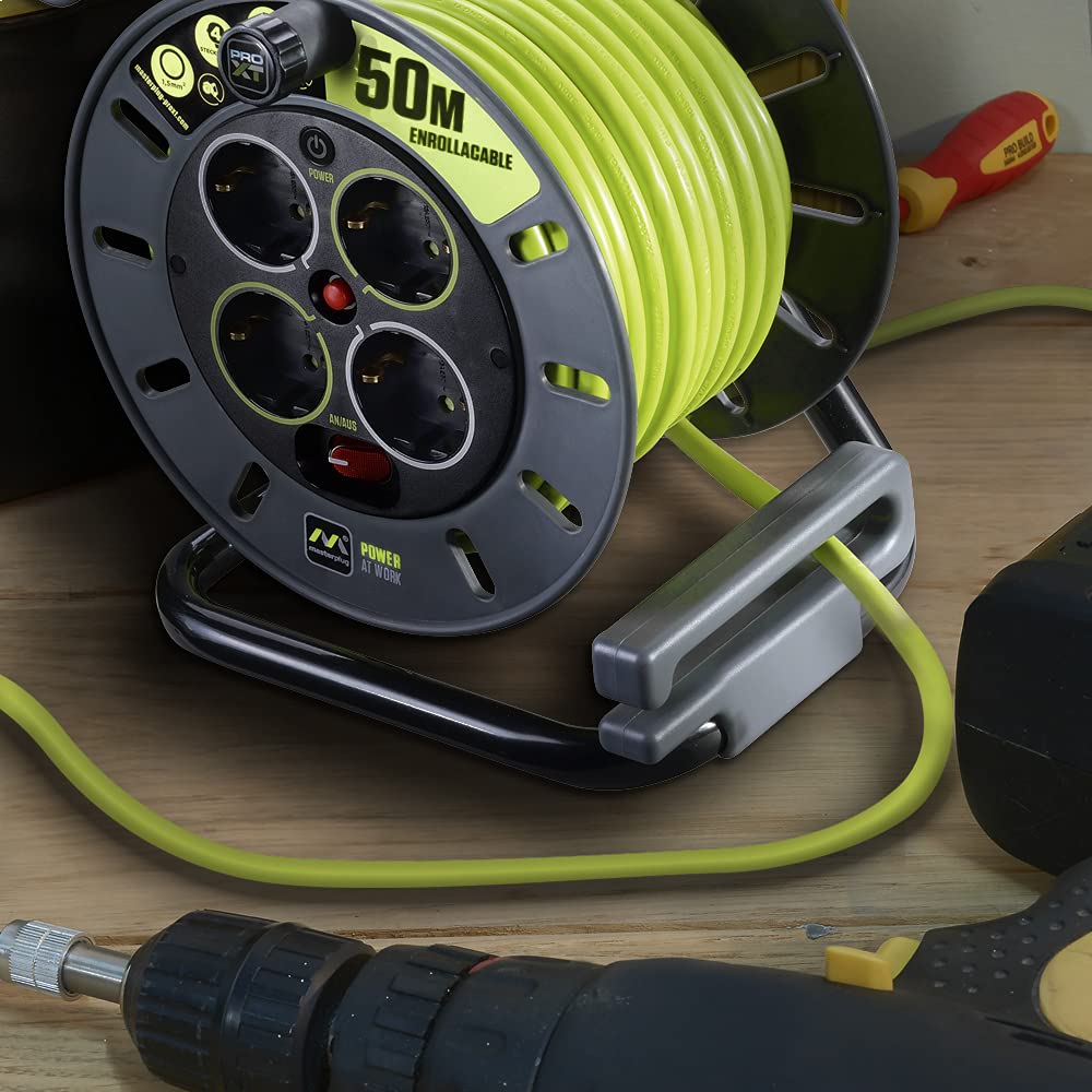 Masterplug Pro-XT Cavo di prolunga a quattro prese aperto con impugnatura di avvolgimento, taglio termico e interruttore di alimentazione, cavo ad alta visibilità da 50 metri