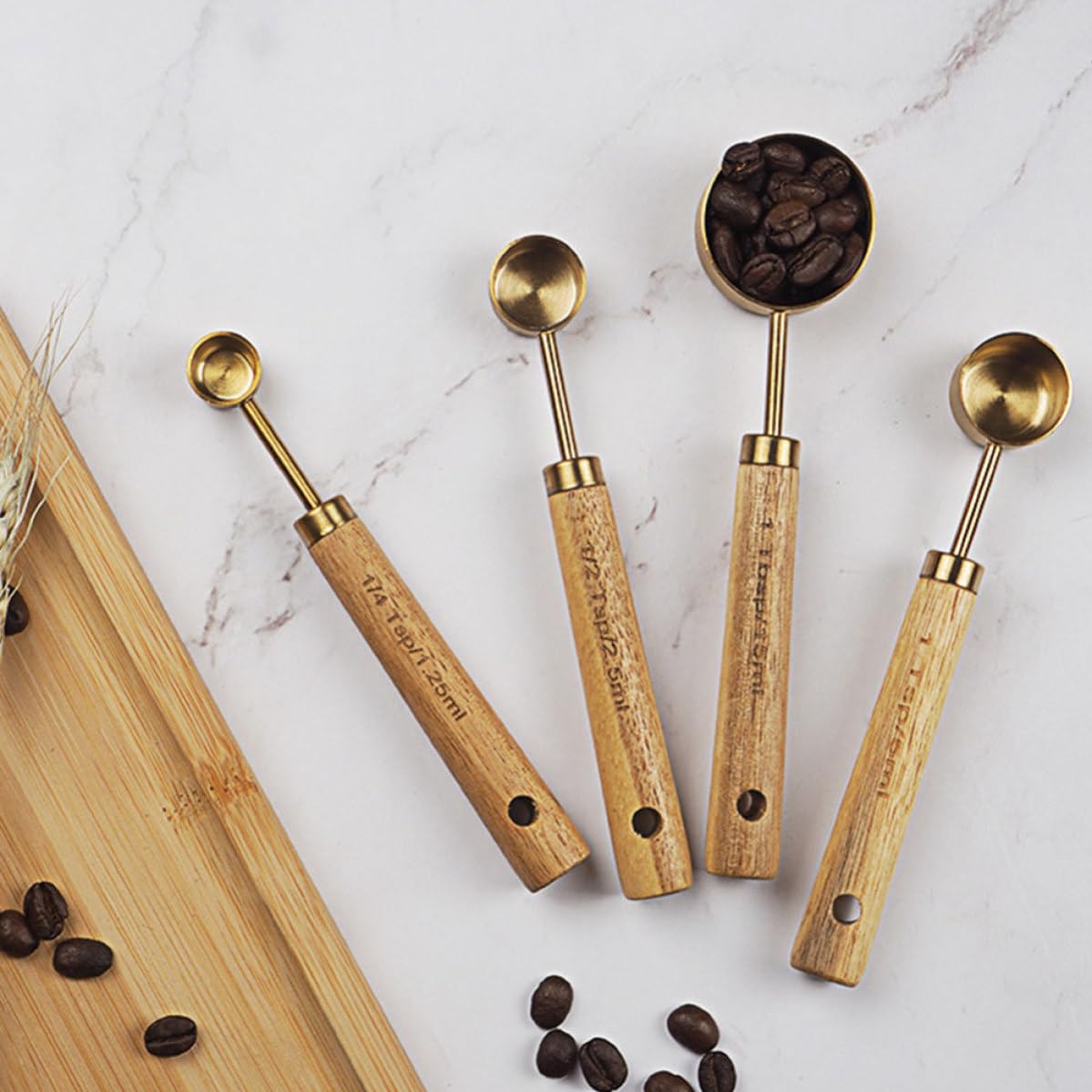 Sosoport 8 Piezas Juego de Cucharas Medidoras de Acero Inoxidable con Mango Ergonómico de Madera Dorada, Multifuncional y Apilable para Cocinas en Casa y Restaurantes
