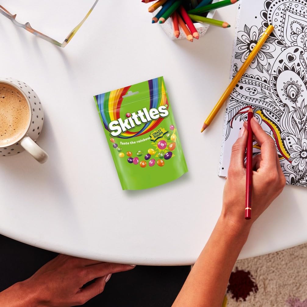 Skittles Crazy Sours, Caramelle Americane Rotonde Colorate alla Frutta dal Gusto Aspro, 15 confezioni da 136g ognuna, Regali Natalizi, Nuova versione