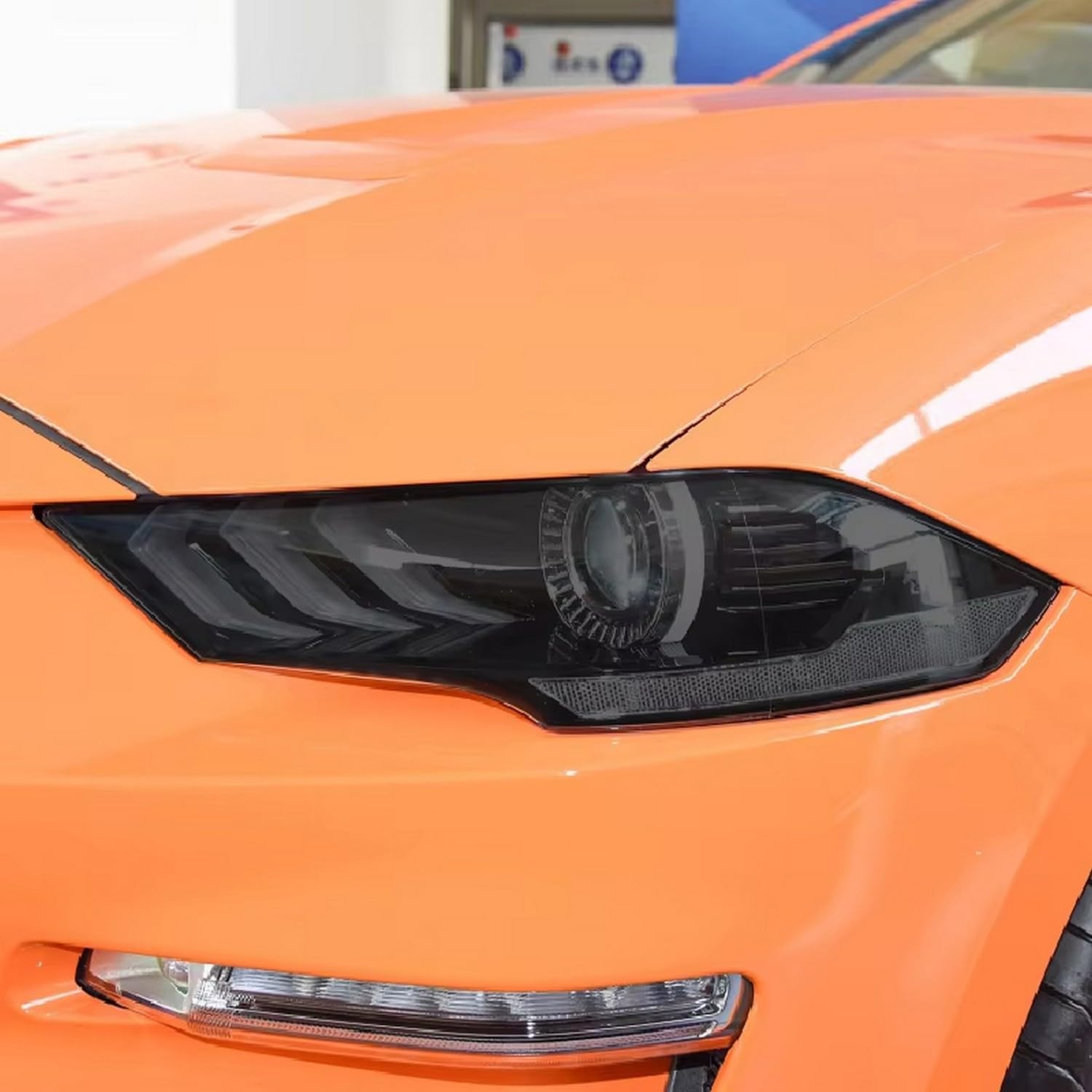 Film teinté feux arrière Mustang 2018 style noir fumé sur route