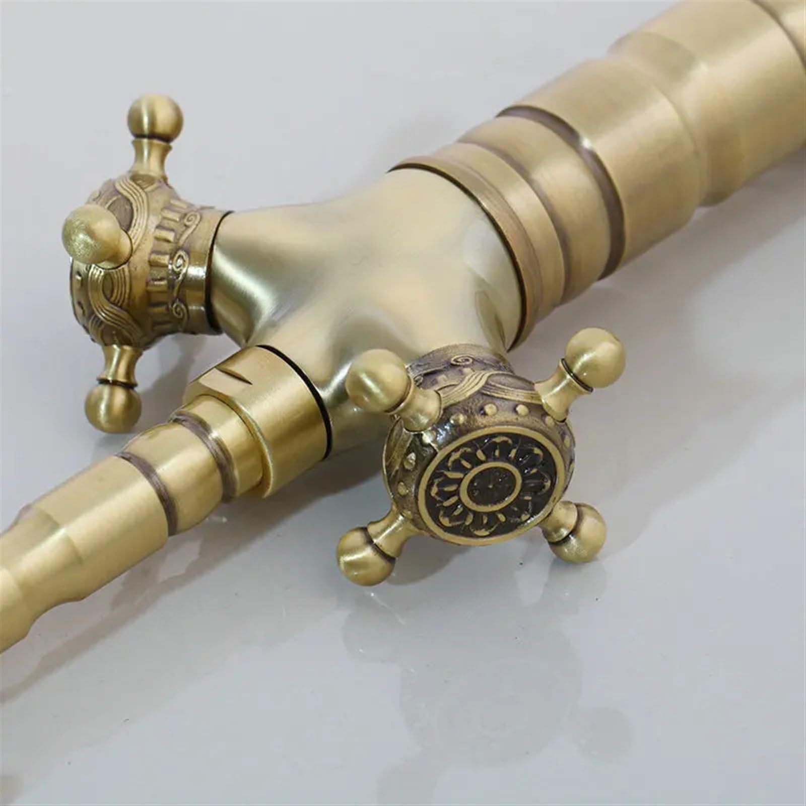 Rubinetto da cucina in ottone anticato, beccuccio girevole, miscelatore a doppia maniglia per bagno e lavabo, rubinetto decorativo dal Design Alto per USO domestico