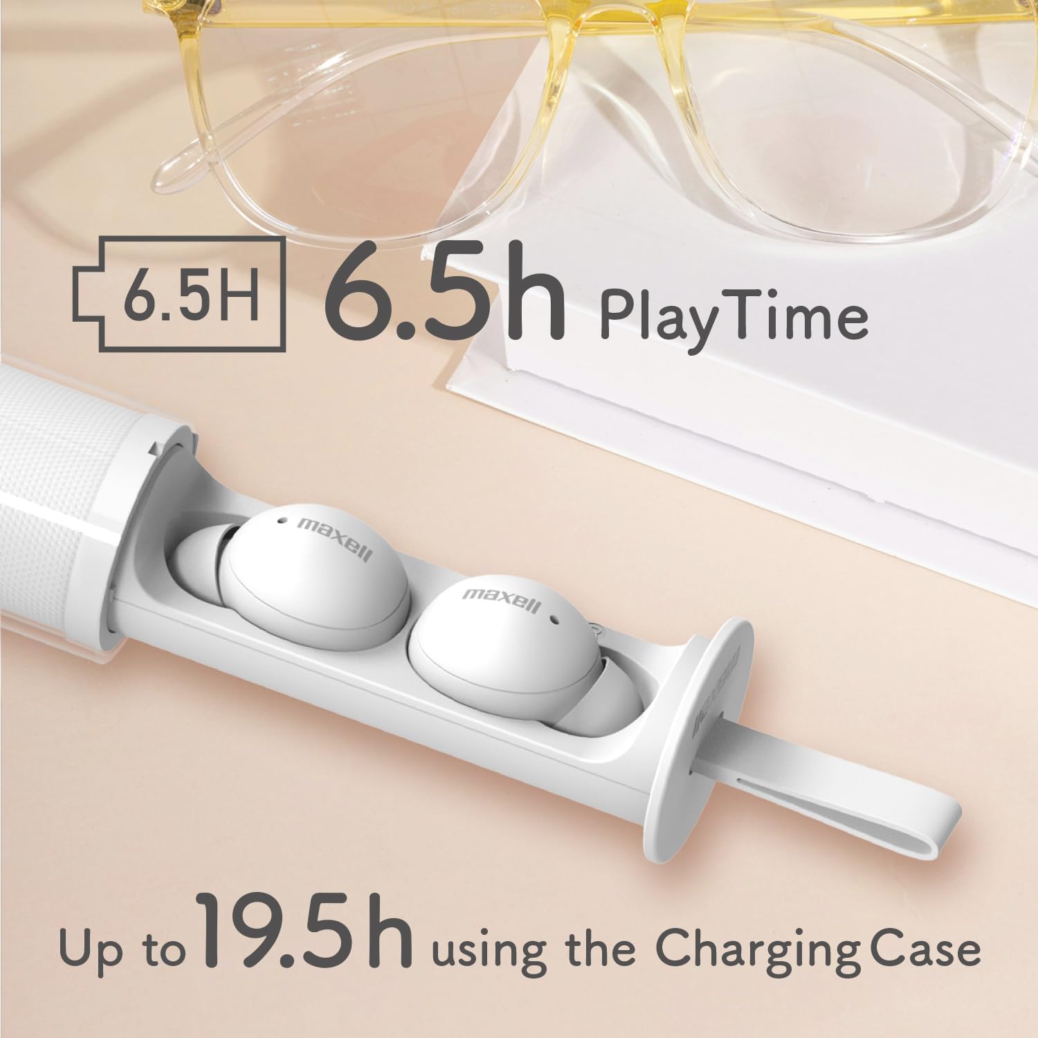 Maxell MXH-BTW401 earbuds in their charging case, indicating 6.5 hours playtime and up to 19.5 hours with the case.
