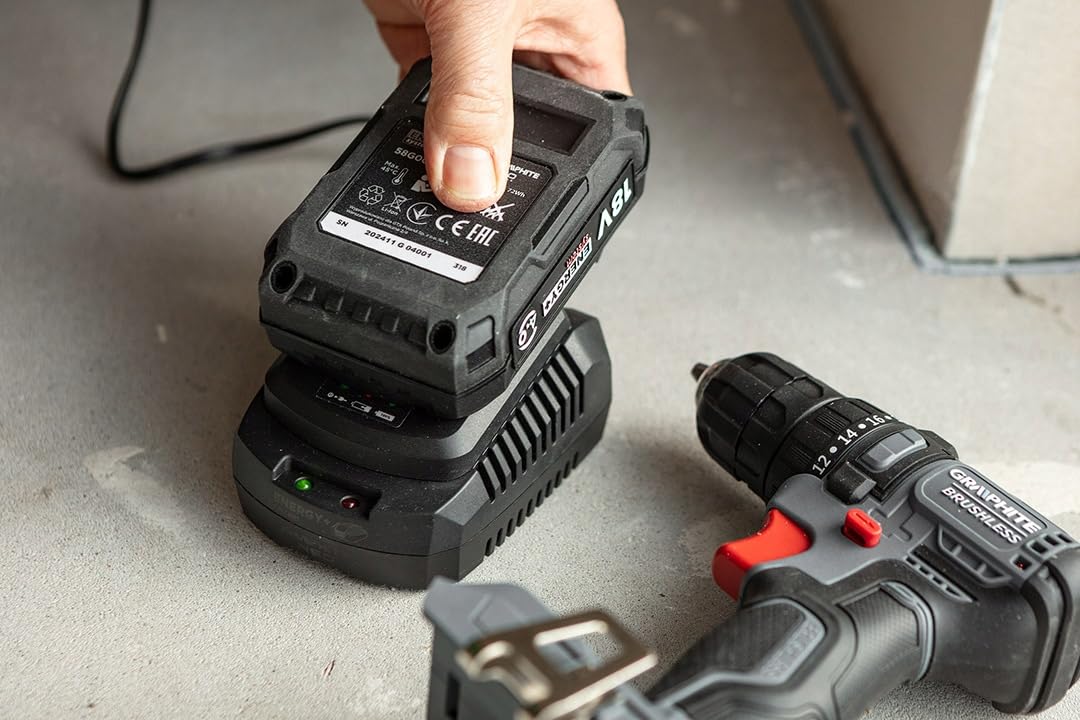 GRAPHITE Energy + Batteria agli ioni di litio da 18 V 4,0 Ah e caricabatterie da 2,3 A, per tutti gli utensili elettrici della marca GRAPHITE – Lunga durata, indicatore di stato di carica, kit di
