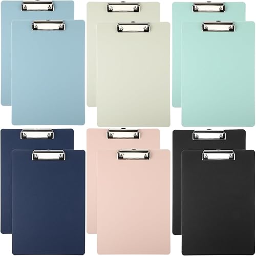 Outus 12 portapapeles de plástico a granel de 8.82 x 6.06 pulgadas, tablero de plástico de colores surtidos, portapapeles de oficina con clip de
