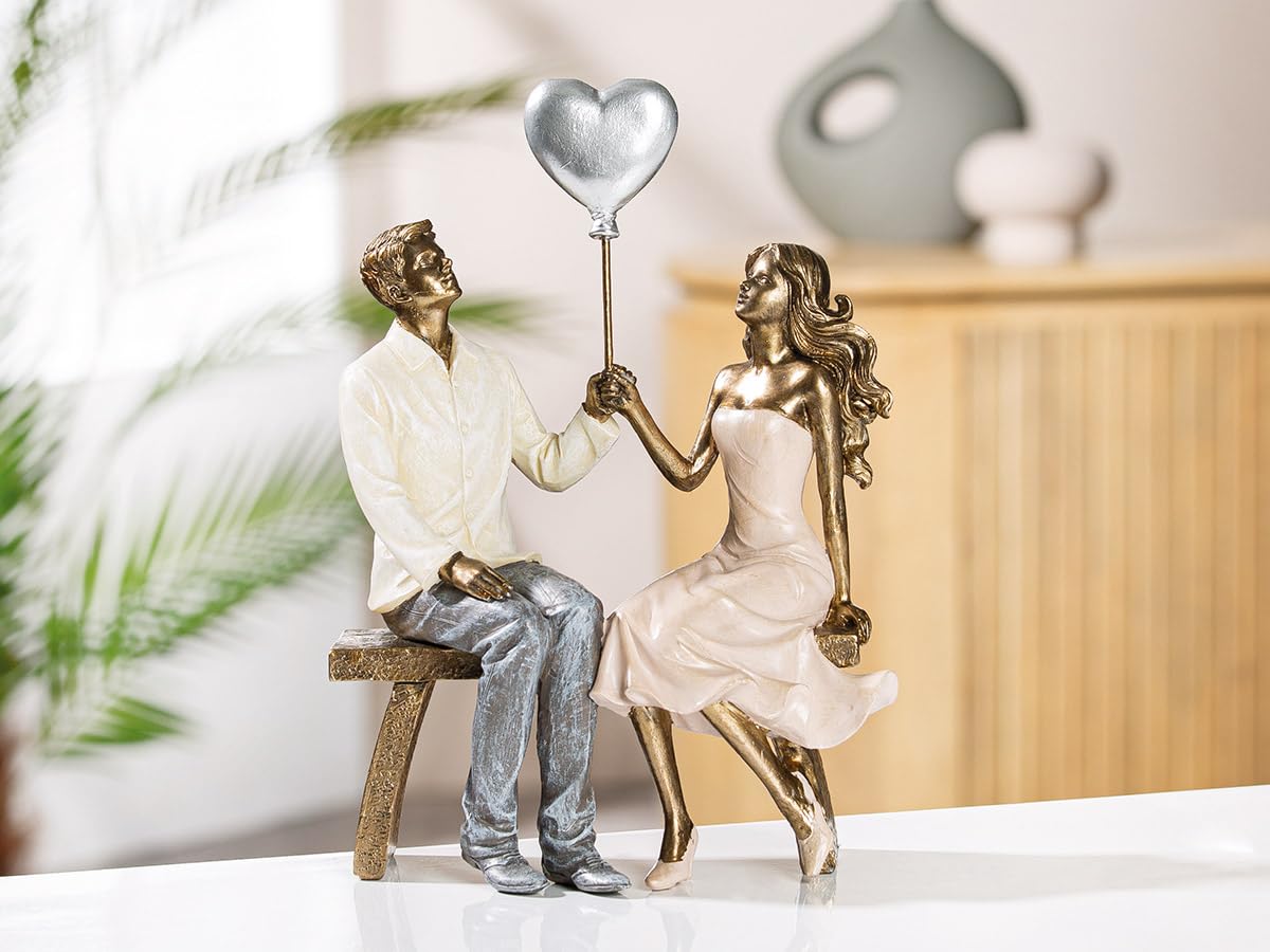 Figurine couple amoureux banc avec ballon cœur pour célébrer l'amour