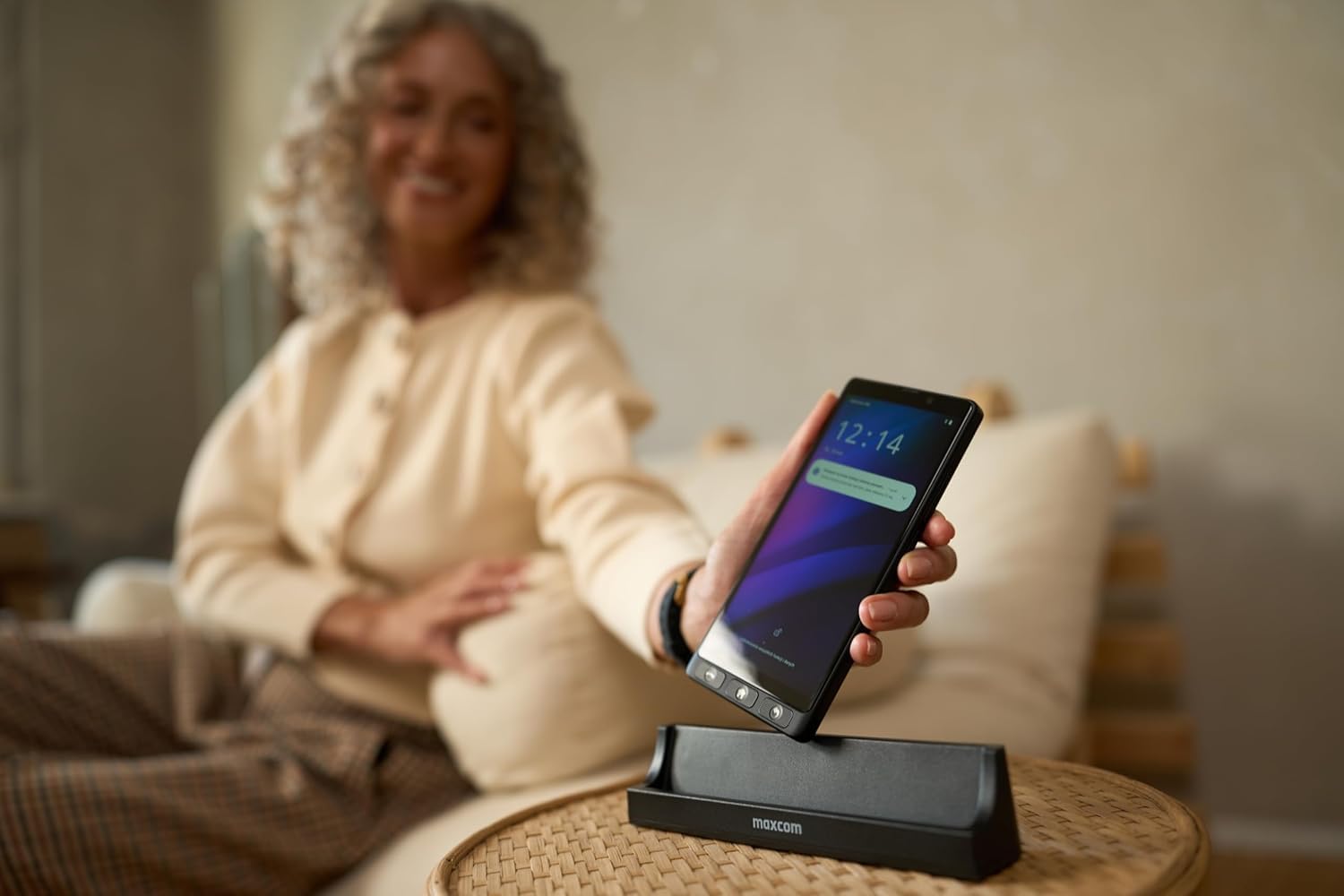 MAXCOM MS601 Smartphone für ältere Menschen mit Whatsapp, große Symbole, SOS-Taste, großes Display, Ladestation, Android 14, Akku 4000 mAh