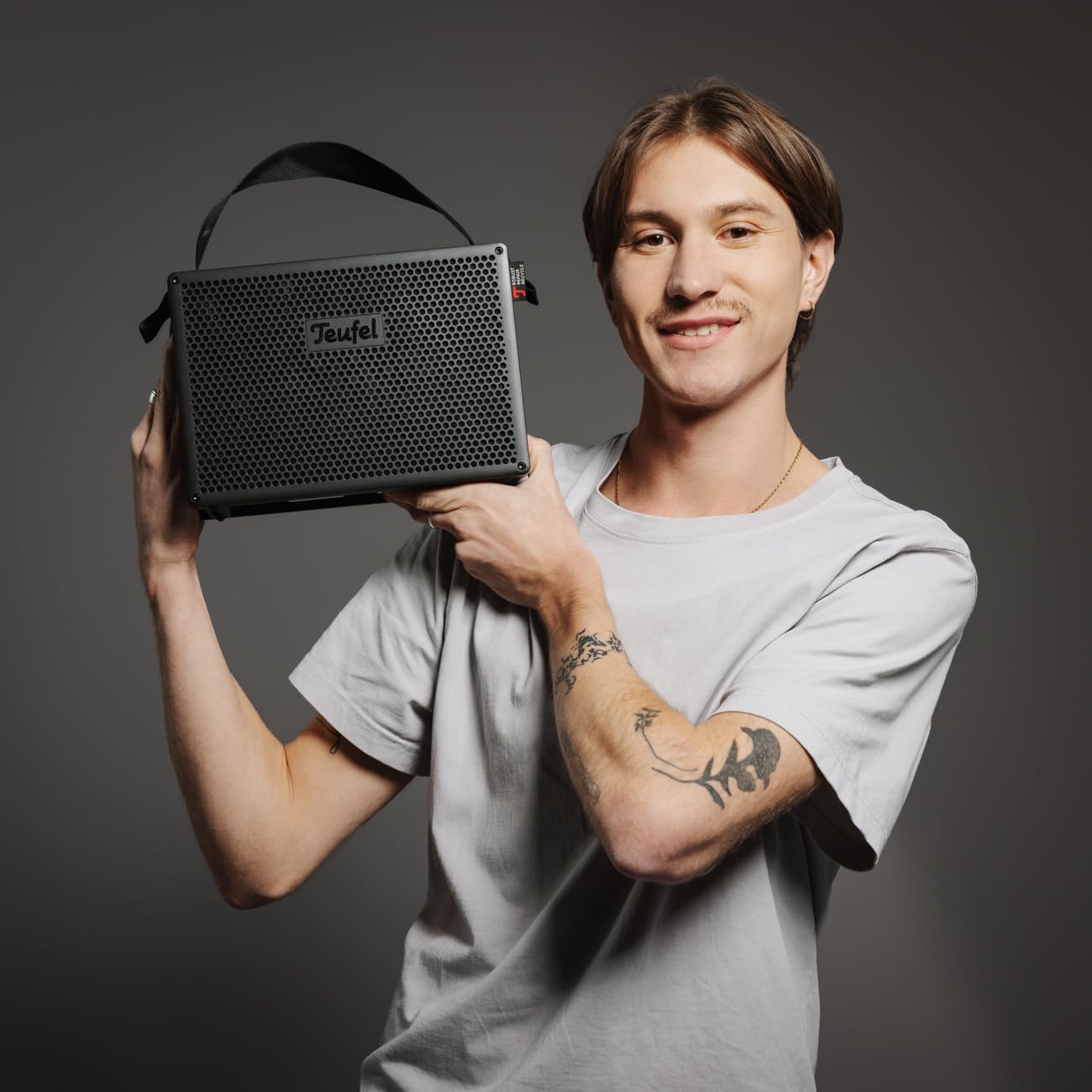 Teufel MYND - Tragbarer Bluetooth Lautsprecher Wasserfest IP67, 2.1 System mit bis zu 42 Std Akkulaufzeit, Open Source Project, Powerbank Funktion - Warm Black