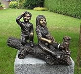 Bonita Figura de dos niños con su perro la en un árbol tronco...