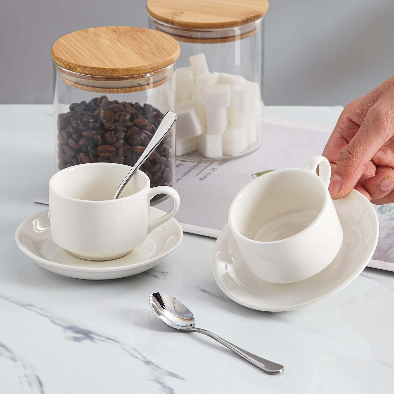 Stapelbare Espressotassen und Untertassen, Set mit Edelstahllöffeln für 4 Stück, 70 ml Keramik-Demitasse-Tassen, langlebige Porzellan-Kaffeetassen für heiße Getränke, Tee, Geschenke, Weiß