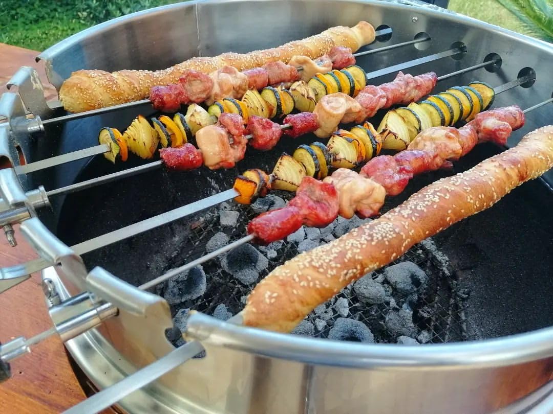 onlyfire Edelstahl Spießdreher Drehspieß Set mit Motor für Weber 57 cm Kugelgrill, Grillspieß-Aufsatz Set mit 7 Schaschlikspieße