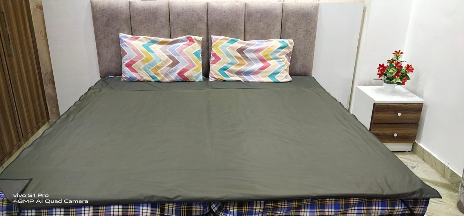 Waterproof Double Bed Sheet/Bed Protecting Mat King Size Mattress Protector Cover with Elastic Strap on 4 Sides (75 * 72 inches)-image-47