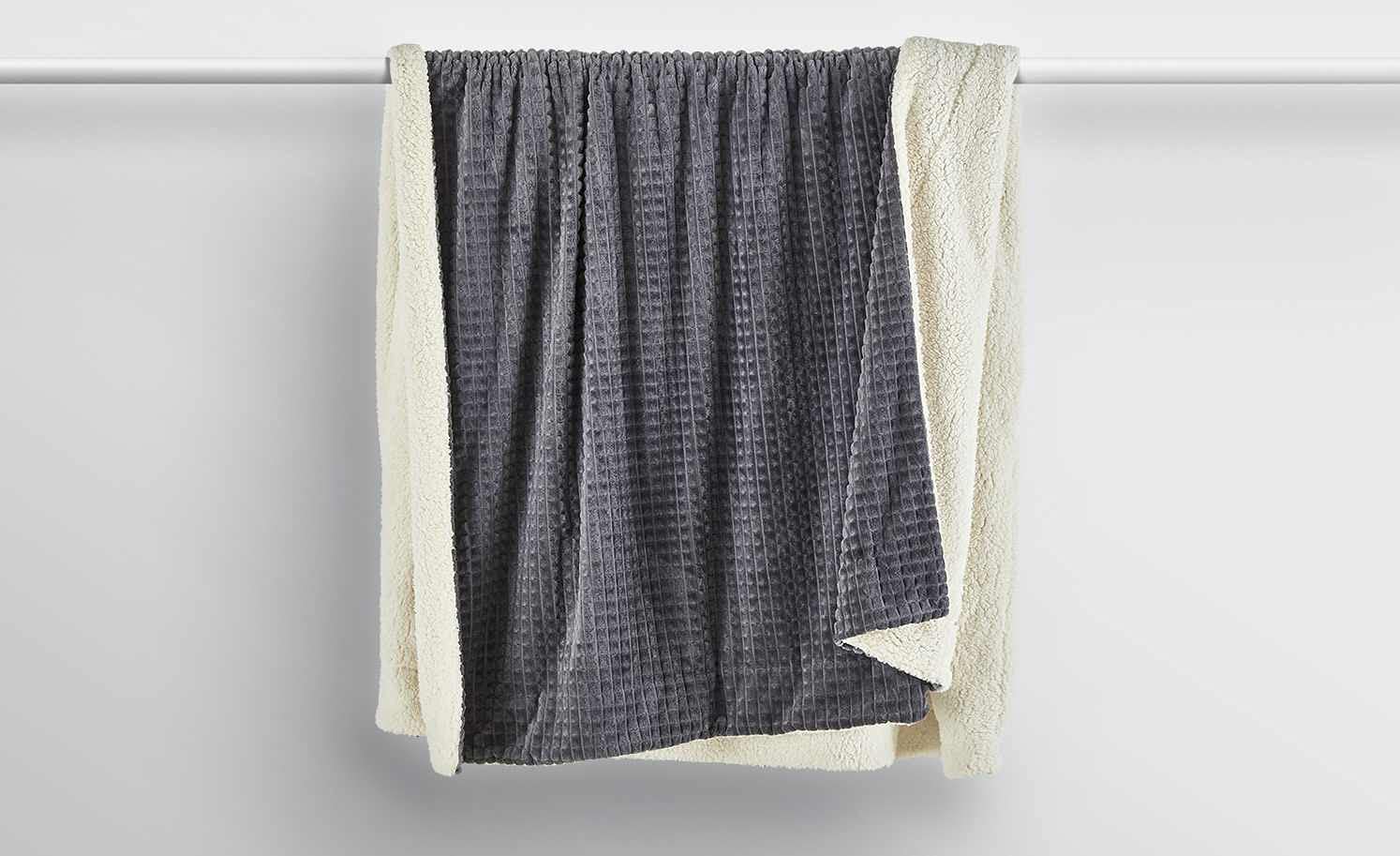La Vida Kuschel-Decke Flanell Fleece in Anthrazit, 150 x 200 cm Wohndecke mit Sherpa Rückseite für Couch & Sofa, warm, weich & kuschelig, 100% Polyester, Öko-Tex Standard 100