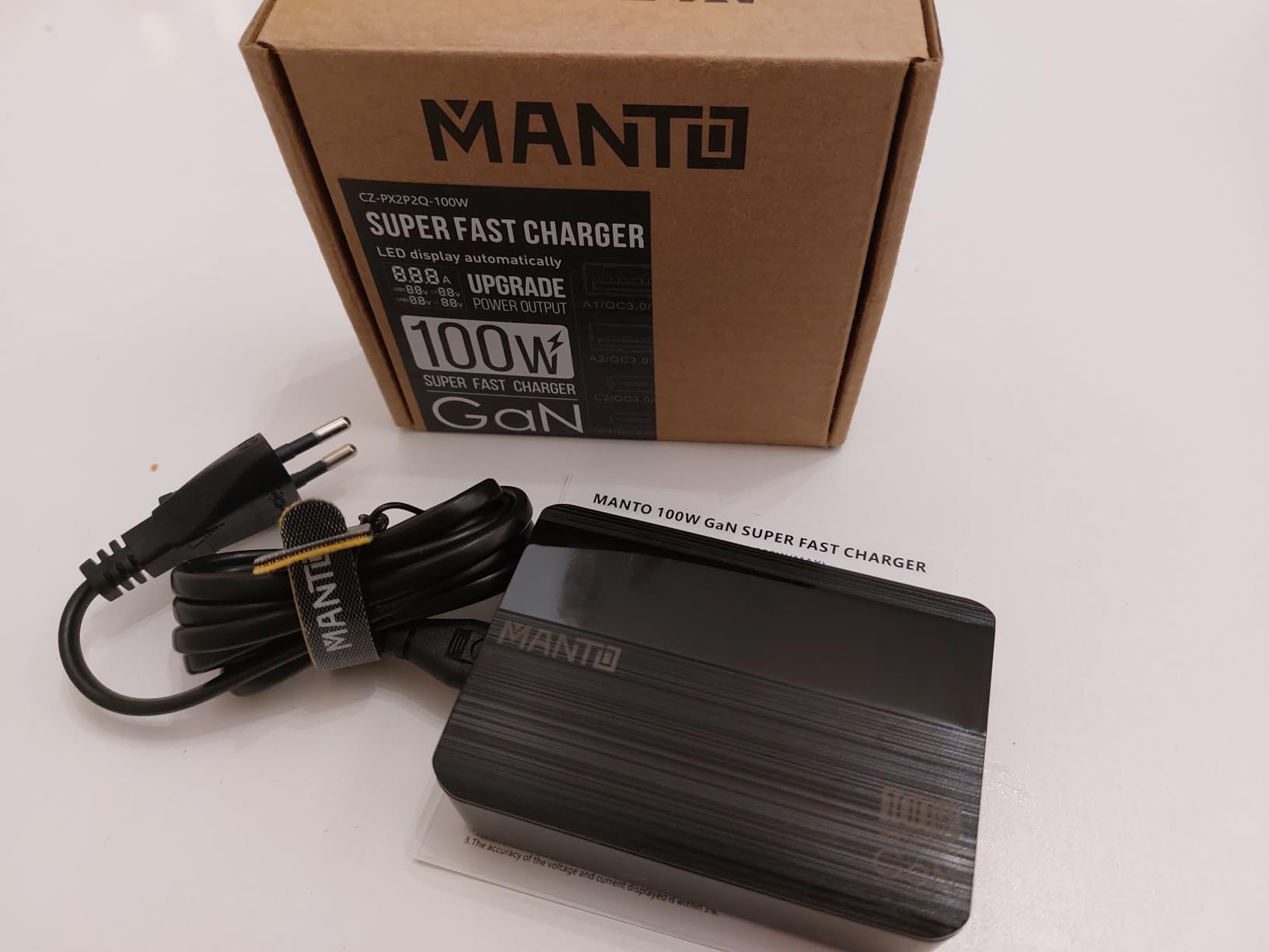 MANTO 70W GaN Ladegerät Mit LED-Display – 4 Ports (2x USB-C, 2x USB-A), Inkl. 1,5 M Kabel