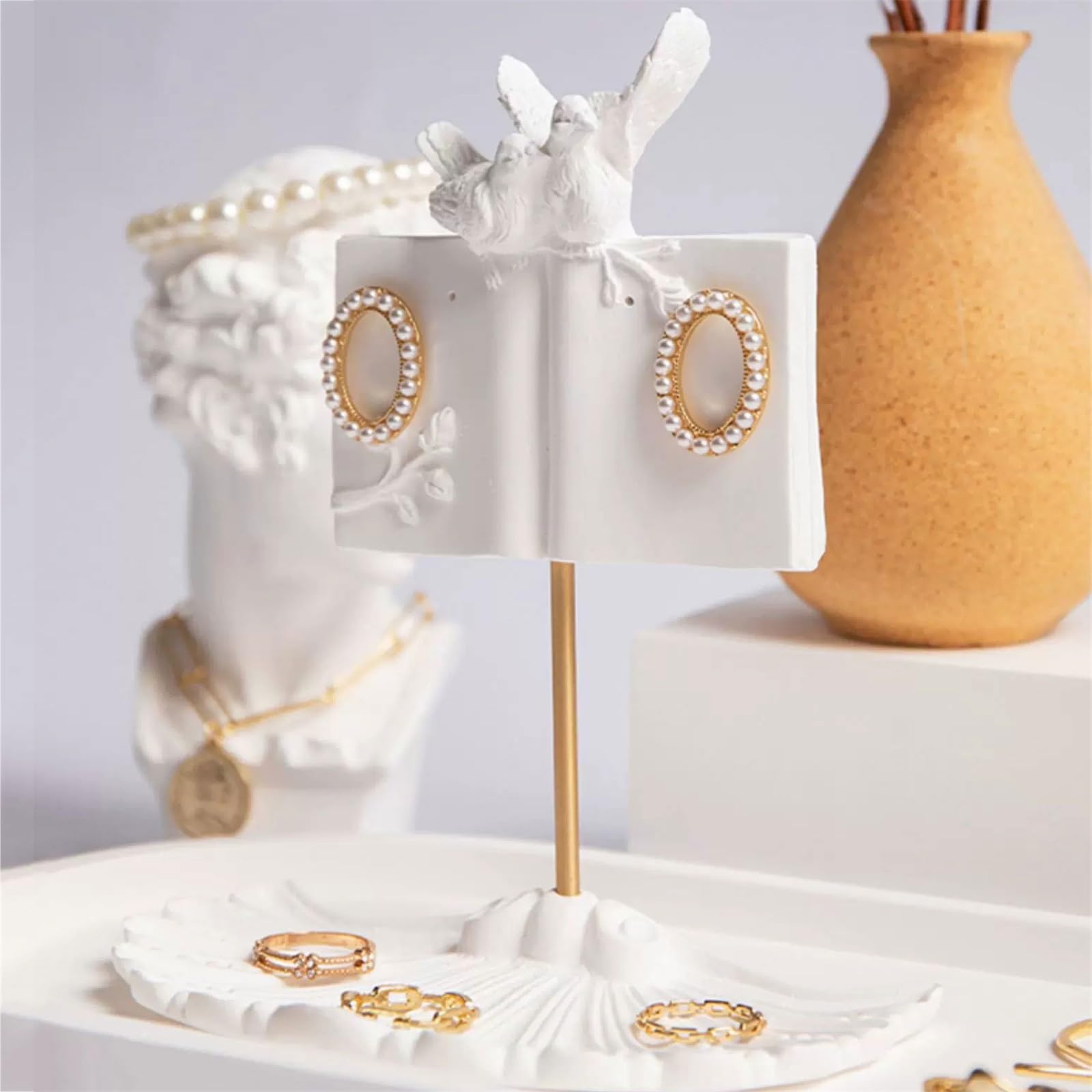 Stojak na biżuterię Gypsum Metal Earring Holder with Scalloped Tray Stojak na naszyjnik
