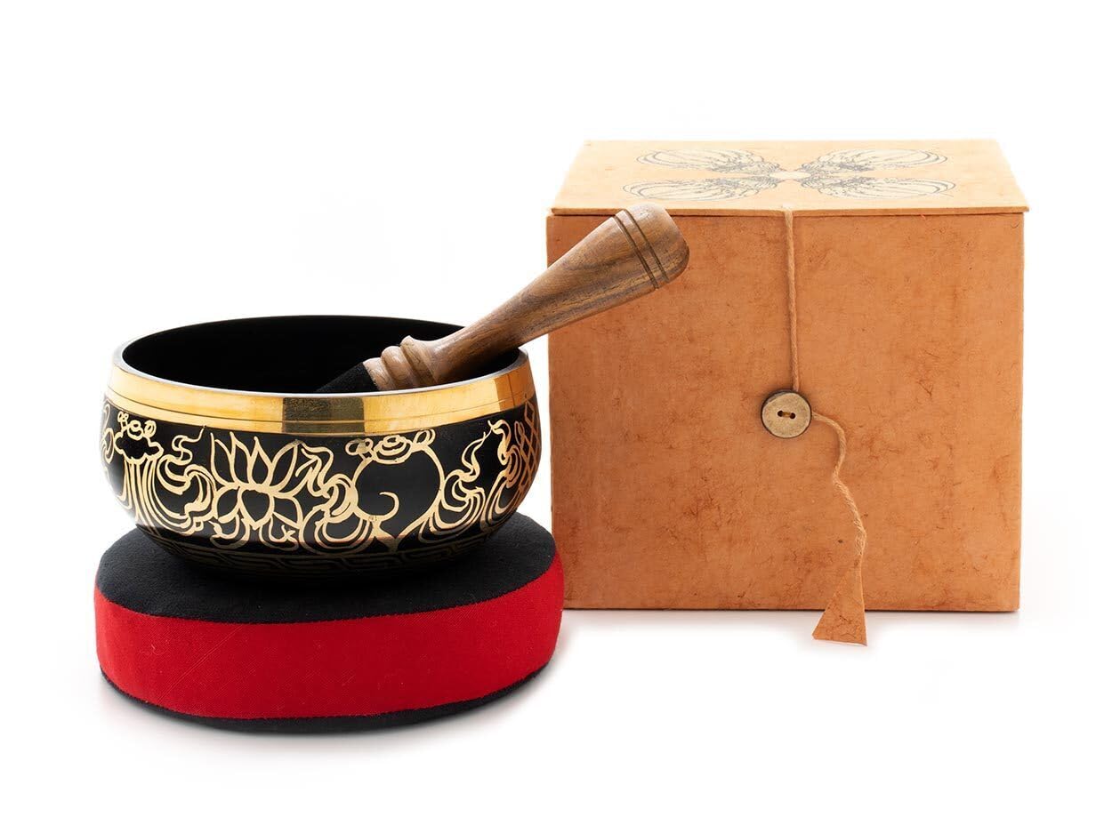 Meditations-Klangschale in Schwarz mit von Hand gemalten traditionellen Ornamenten und klarem Klang. Verpackt ist die gegossene Schale in einer Box ... g) mit tieferem Klang mit Ornamenten in Box