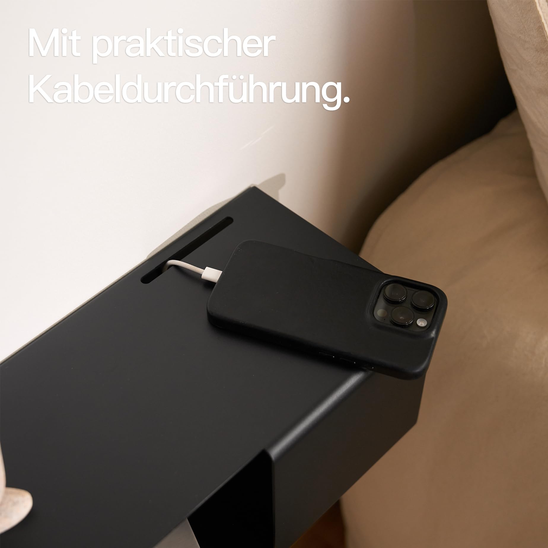 Designfabrik Hamburg | Schwebender Nachttisch aus Metall | Hängender Nachtschrank mit versteckter Ablage und Kabelführung | schmaler Wand Nachttisch fürs Schlafzimmer | Modernes Design | 1x Schwarz