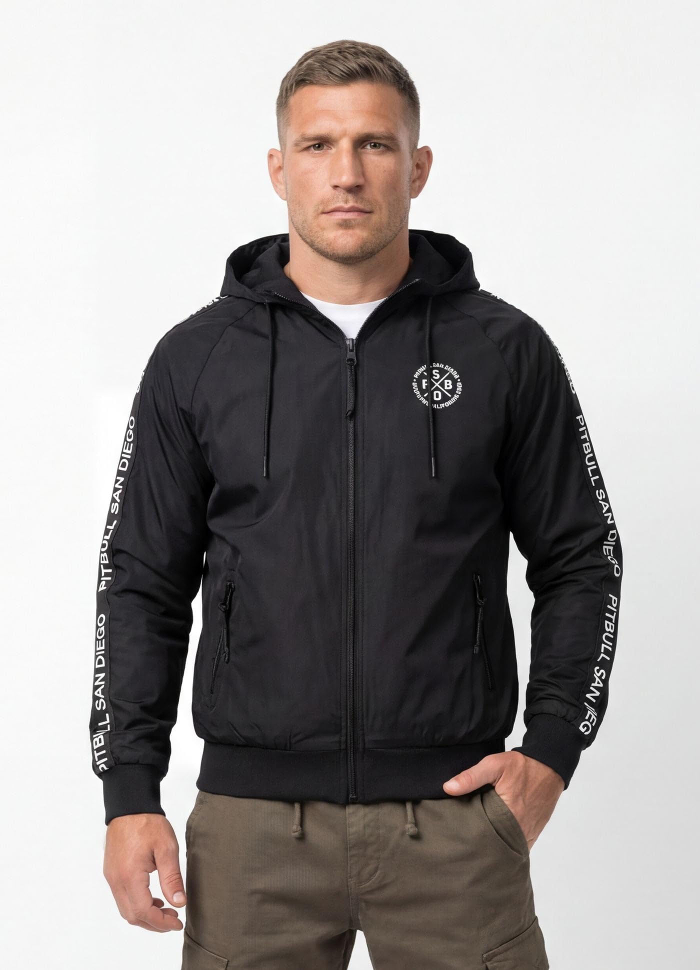 PITBULL - Übergangsjacke Herren mit Kapuze ATHLETIC TAPE, Winddichte Herren Jacke, Softshell Kapuzenjacke mit Reißverschluss, Bequeme Seitliche Taschen, Frühlingsjacke, Softshelljacke