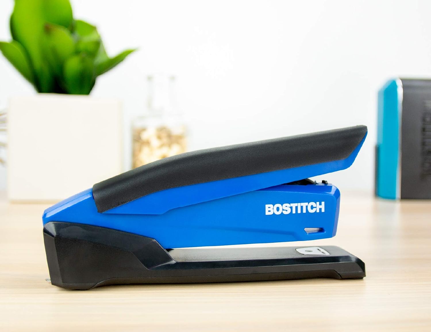 Bostitch Office InPower Spring-Powered Desktop Stapler, 20 Sheet Capcity, Built in Remover, Blue (1122)