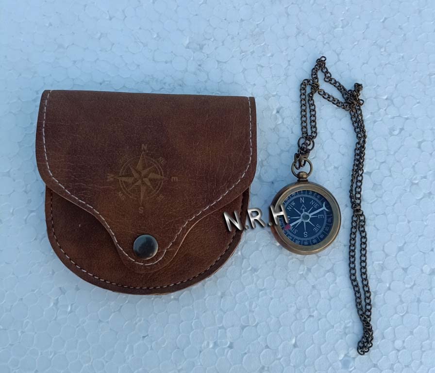 Brújula de latón con estuche de cuero y cadena miniatura 3