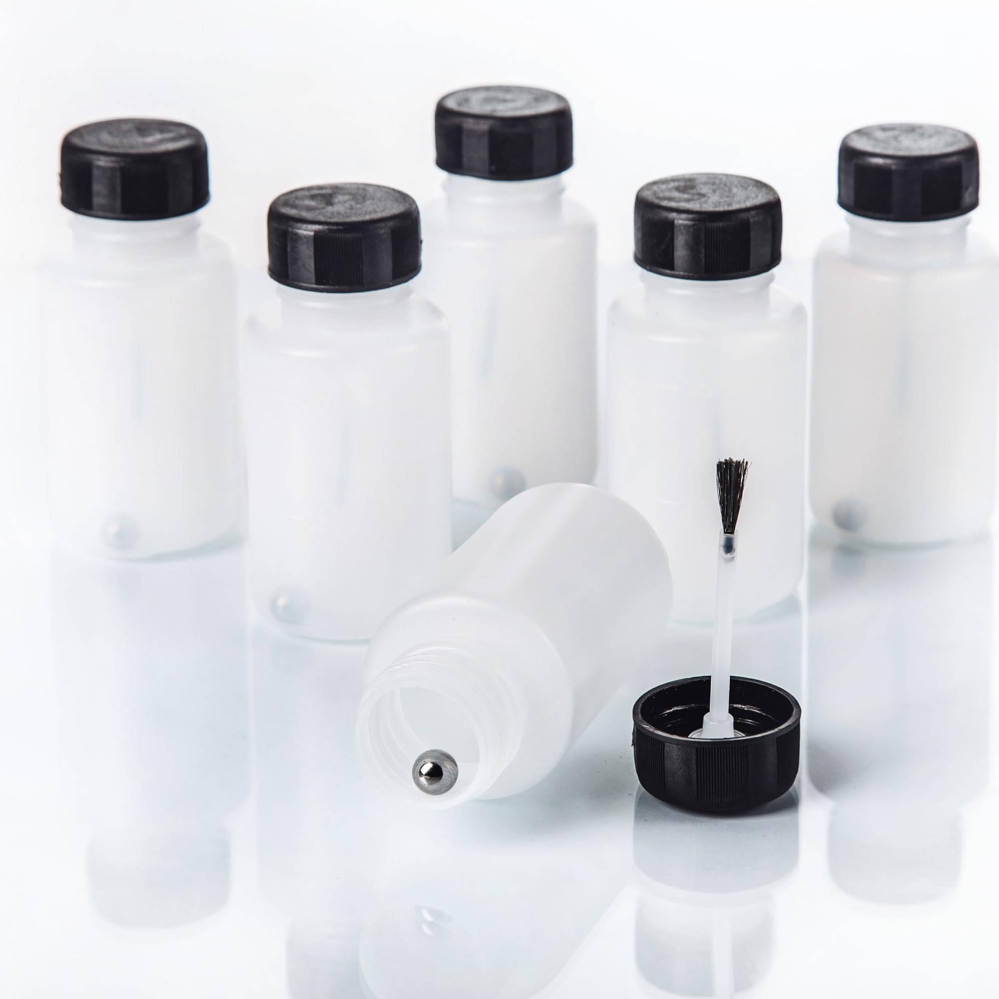 BenBow - 25x 50 ml Pinselfläschchen mit Mischkugel - Feiner Pinsel, Transparent - Lösemittelbeständig - Flüssigkeiten aufbewahren & auftragen - HDPE Kunststofffläschchen für Lacke, Farben Öl & Kleber