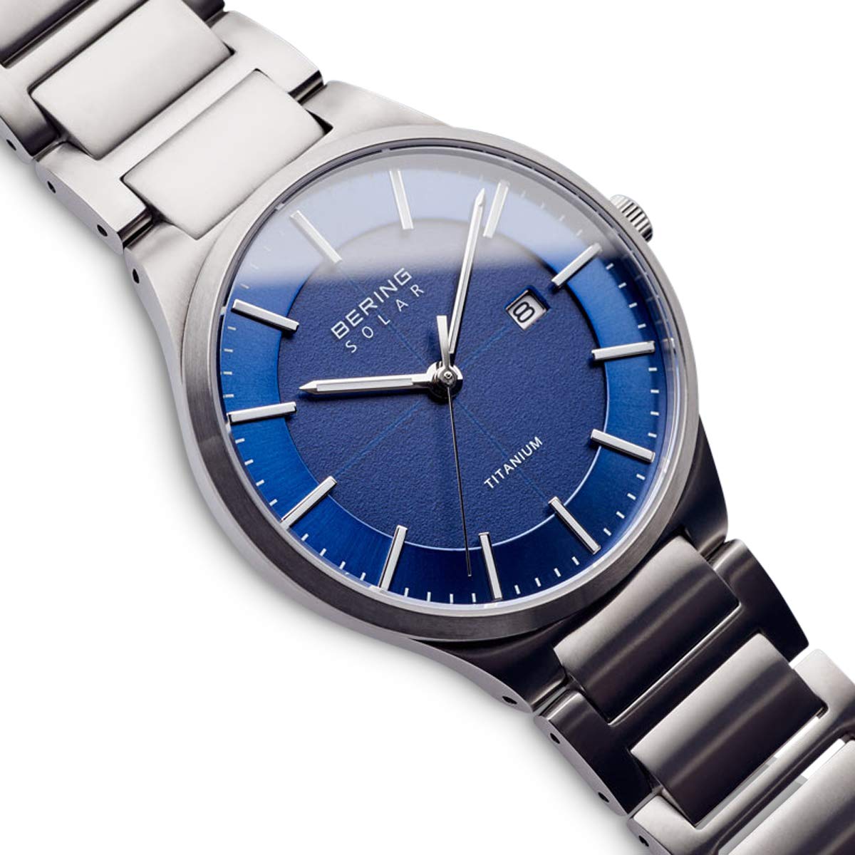 BERING 15239 Reloj Solar para Hombre con Caja de Titanio de 39 mm y Esfera, Brazalete de Titanio con Detalles de Titanio y Resistencia al Agua de 10 ATM