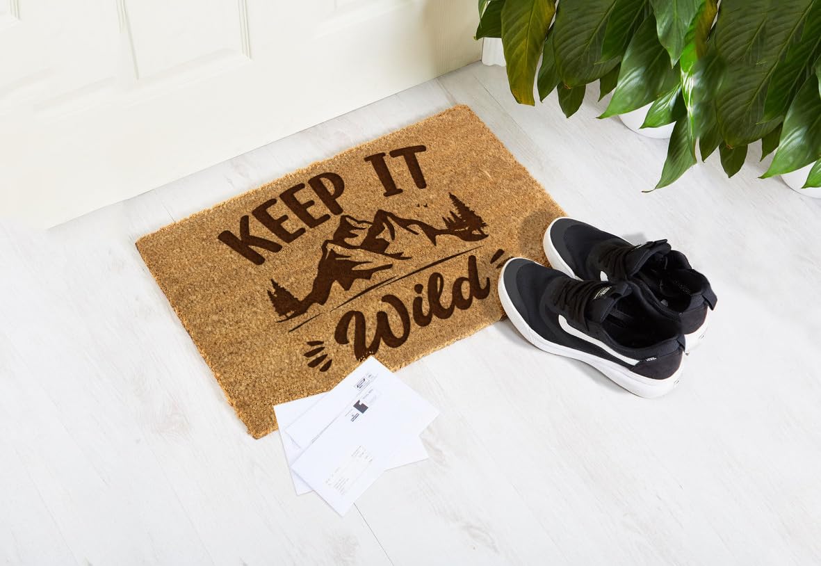 Happenings Paillasson en fibre de coco naturelle avec texte amusant – Tapis d'entrée antidérapant parfait pour une pendaison de crémaillère ou un cadeau de nouvelle maison (60 x 90 cm, Keep It Wild)